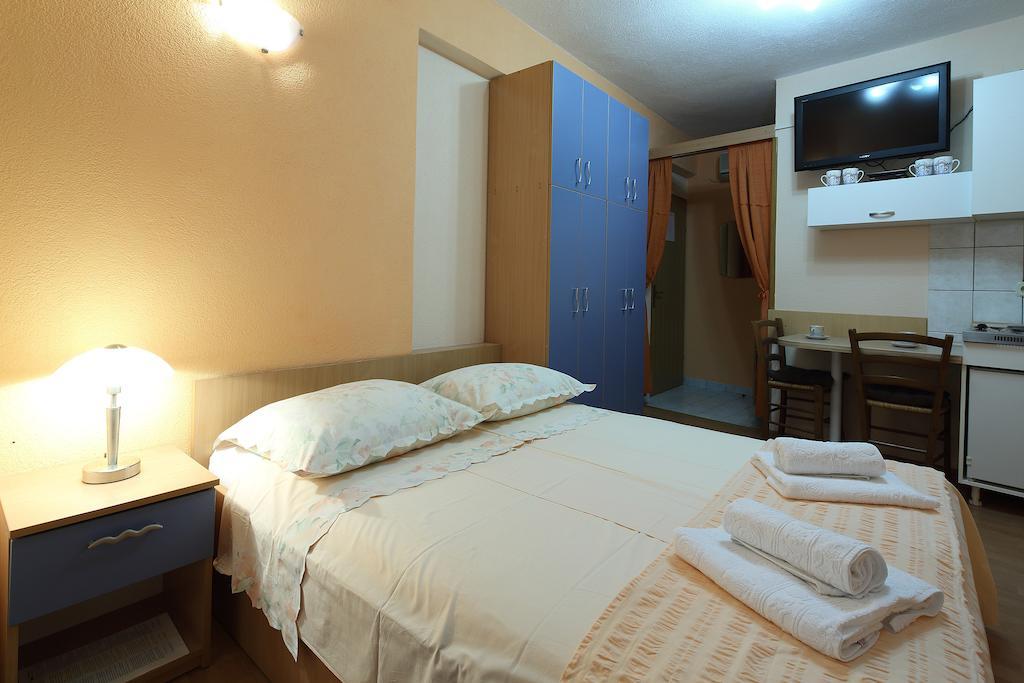 La Familia Apartments Makarska Exterior photo